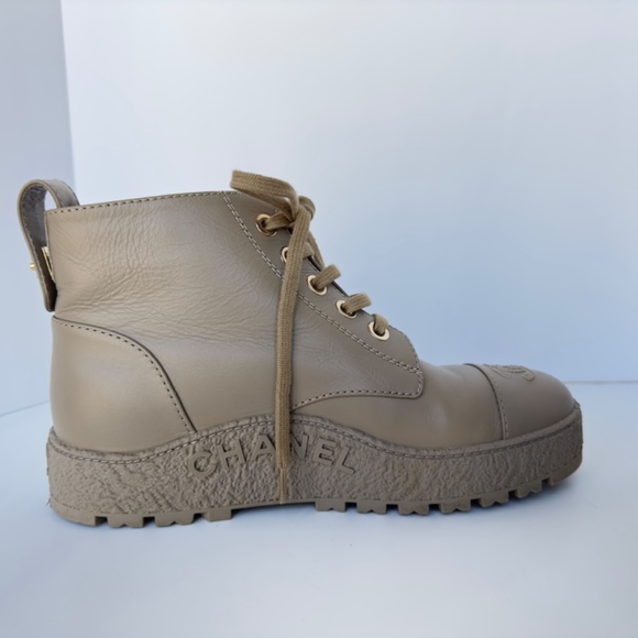 CHANEL Interlocking CC Lace Up Combat Boots. - Picture 4 of 13